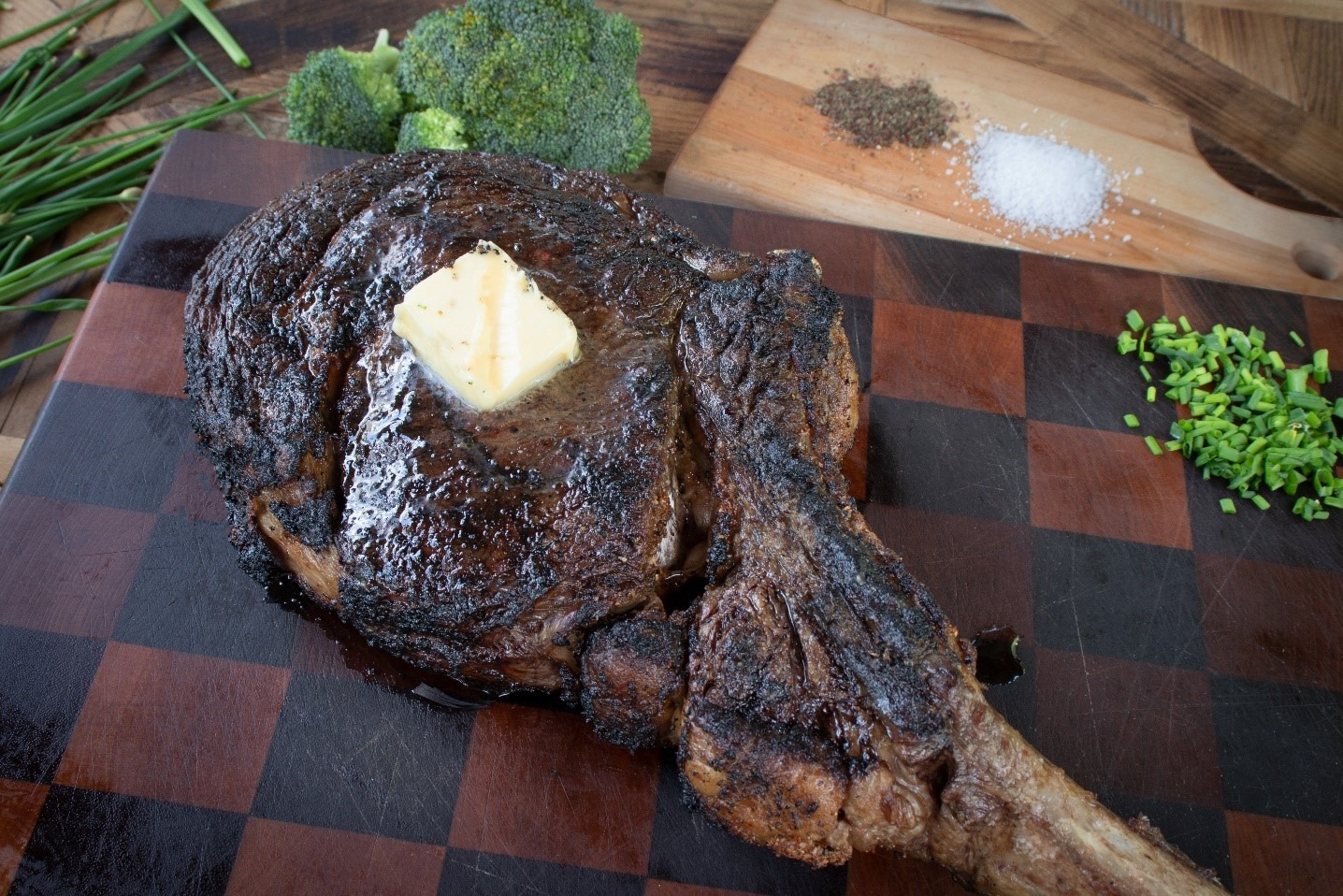 Unboxing and Testing my new Napoleon Rogue SE 625 with a Tomahawk Wagyu